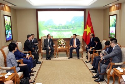 Vuong Dinh Hue rencontre des dirigeants du SMBC et du Prudential