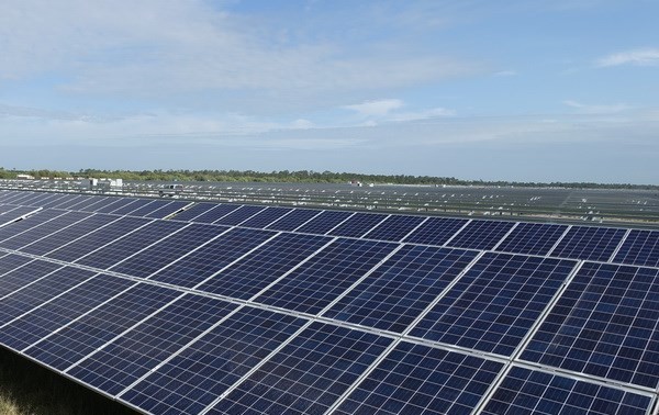 Macron annonce que la France va mieux promouvoir le solaire dans les pays émergents