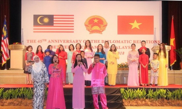 Célébration du 25ème anniversaire des relations diplomatiques Vietnam-Malaisie