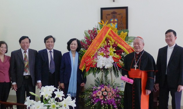 Truong Thi Mai adresse ses félicitations de Pâques à l’archidiocèse de Hanoï