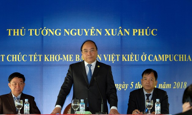 Le Premier ministre Nguyen Xuan Phuc rencontre des Vietkieu au Cambodge 
