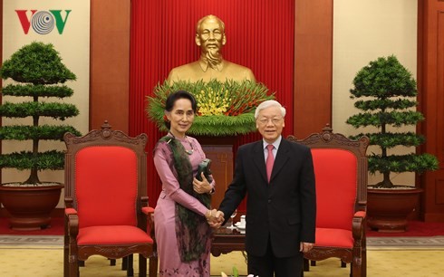 Nguyên Phu Trong accueille Aung San Suu Kyi