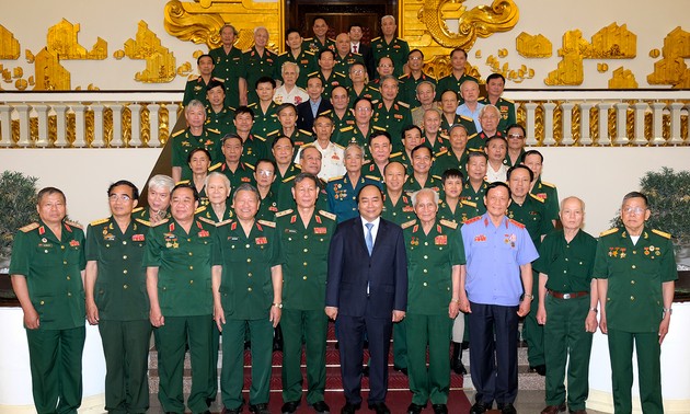 Nguyên Xuân Phuc rencontre d’anciens combattants du front Tây Nguyên