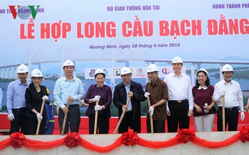 Nguyên Thi Kim Ngân au raccordage du pont Bach Dang
