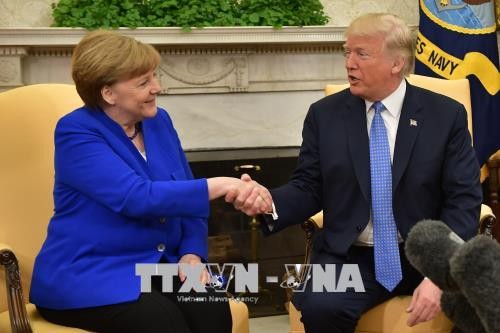 Face à Angela Merkel, Donald Trump demeure intransigeant