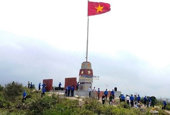 Fête du 30 avril : Installation d’une à drapeau dans la province de Quang Binh