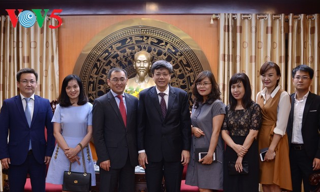 L’ambassadeur adjoint du Kazakhstan au Vietnam reçu par le vice-président de VOV