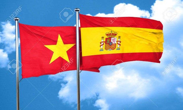 Pham Binh Minh reçoit l’ambassadrice espagnole