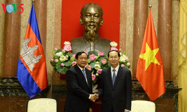 Le président Trân Dai Quang invite le roi du Cambodge à se rendre au Vietnam