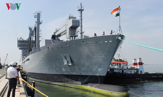 Trois navires de la Marine indienne en visite à Da Nang