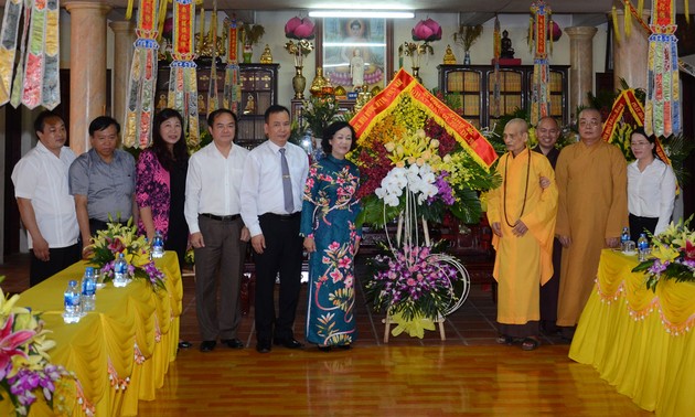 Truong Thi Mai rend visite à l’église bouddhique du Vietnam