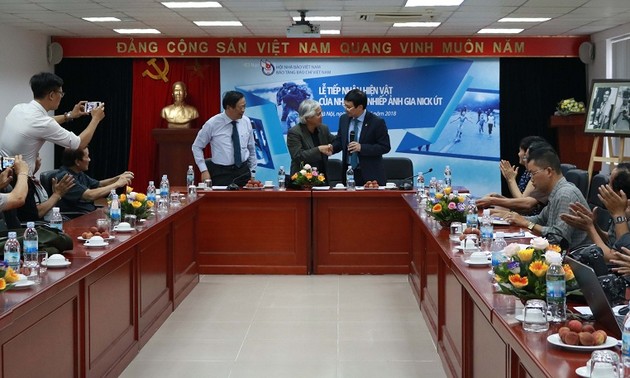 Nick Ut offre des cadeaux au Musée de la presse vietnamienne 