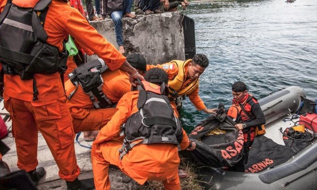 Naufrage en Indonésie: près de 200 portés disparus sur le lac Toba 