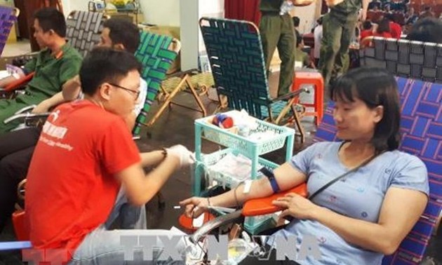 Un bon millier de donneurs de sang pour le programme «Goutte rose de Phu Yên»