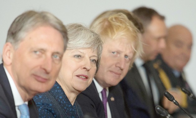 Brexit: Theresa May fragilisée après deux démissions