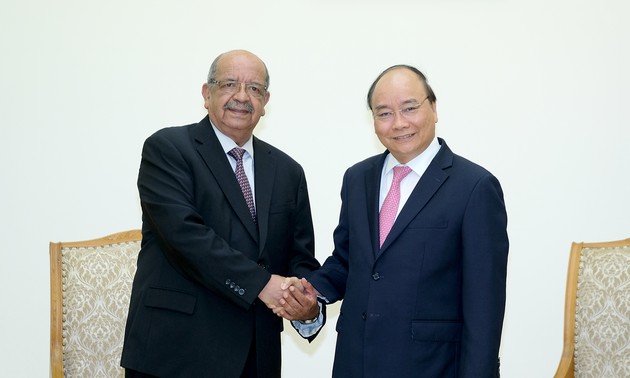 Le Premier ministre vietnamien reçoit le chef de la diplomatique algérienne