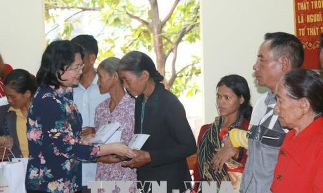 Dang Thi Ngoc Thinh rencontre des familles méritantes à Dak Nông