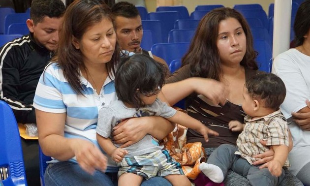 Un juge suspend les expulsions de familles de migrants réunies