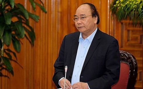 Nguyên Xuân Phuc travaille avec son groupe de conseillers économiques
