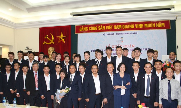 Départ des Vietnamiens pour le 12e concours pour métier d’ingénieurs de l’ASEAN