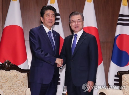 Moon Jae-in discute avec Shinzo Abe des relations bilatérales et de la RPDC