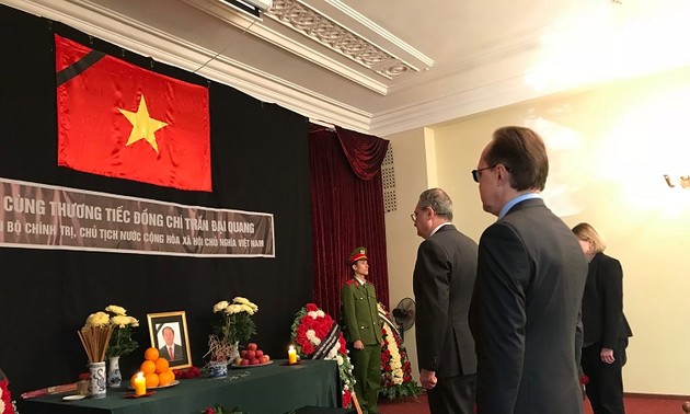 Руководители стран и вьетнамцы за границей выразили соболезнования в связи с кончиной Чан Дай Куанга 