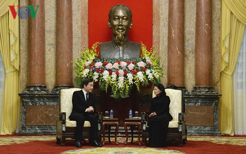Le Premier ministre sud-coréen Lee Nak-yeon reçu par Dang Thi Ngoc Thinh