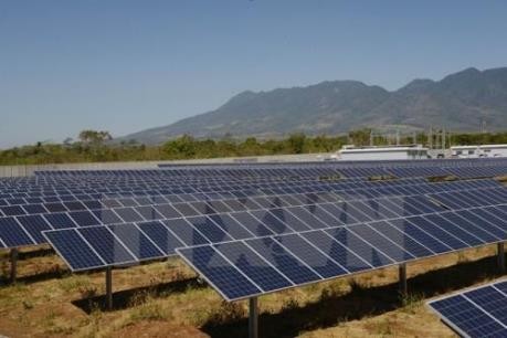 Inauguration de la première centrale solaire photovoltaïque du Vietnam