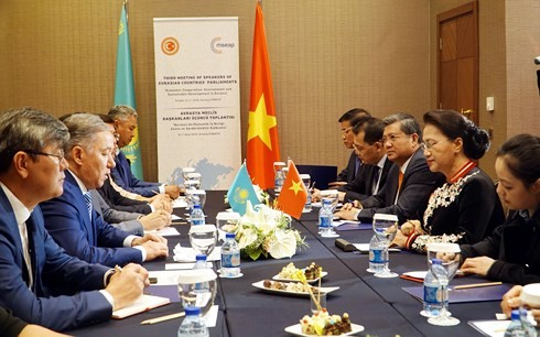 Nguyên Thi Kim Ngân rencontre le président de la chambre basse du Parlement kazakh