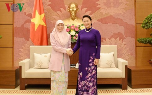 La vice-Première ministre malaisienne reçue par Nguyên Thi Kim Ngân 