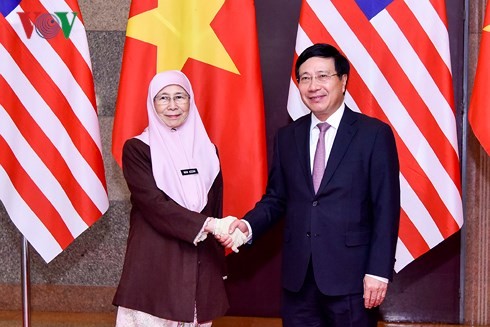 Phạm Bình Minh reçoit la vice-Première ministre malaisienne Wan Azizah