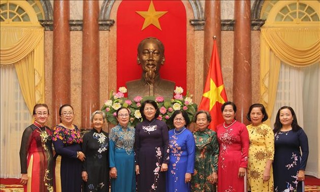 Dang Thi Ngoc Thinh reçoit les femmes députés et anciennes cadres de la ville de Cân Tho