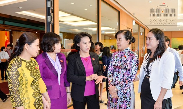 Nguyên Thi Kim Ngân reçoit des députées