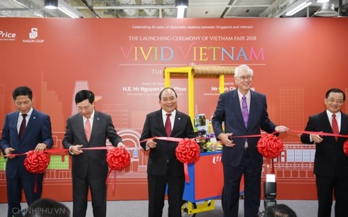 Nguyên Xuân Phuc à l’ouverture de la semaine des marchandises vietnamiennes à Singapour