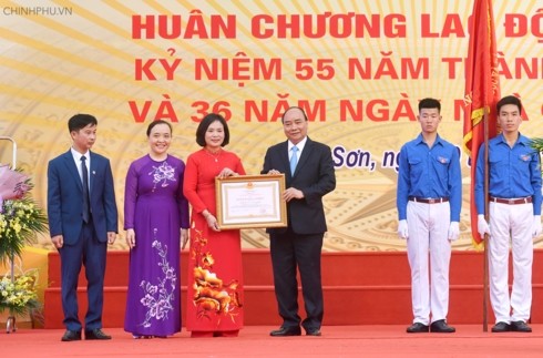 Nguyên Xuân Phuc visite le lycée Da Phuc