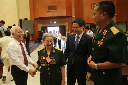 Vu Duc Dam rencontre des mères vietnamiennes héroïques