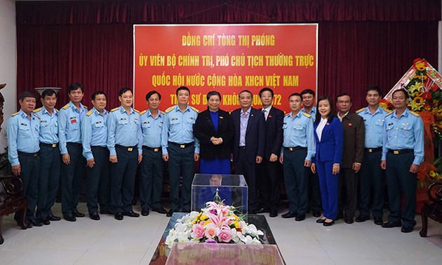 Tong Thi Phong rend visite à la division 372 de l’armée de l’air