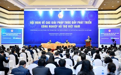 Nguyên Xuân Phuc à la conférence sur les industries auxiliaires