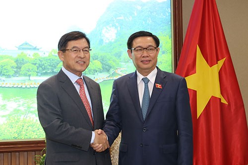 Vuong Dinh Huê reçoit le directeur général de Samsung Vietnam