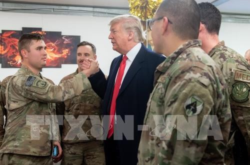 Donald Trump et son épouse rendent une visite surprise aux troupes américaines en Irak 