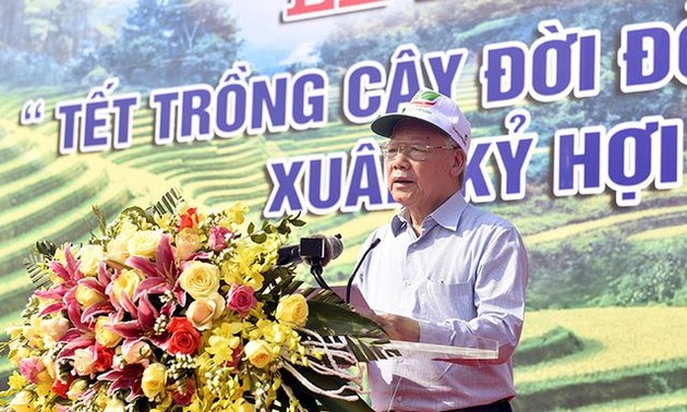 Nguyên Phu Trong à la fête de plantation d’arbres