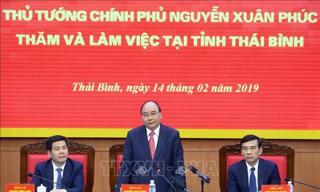 Nguyên Xuân Phuc travaille avec les dirigeants de Thai Binh