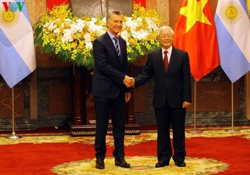 Le président argentin termine sa visite au Vietnam