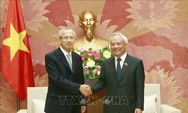 Uông Chu Luu reçoit le président de la Cour suprême thaïlandaise
