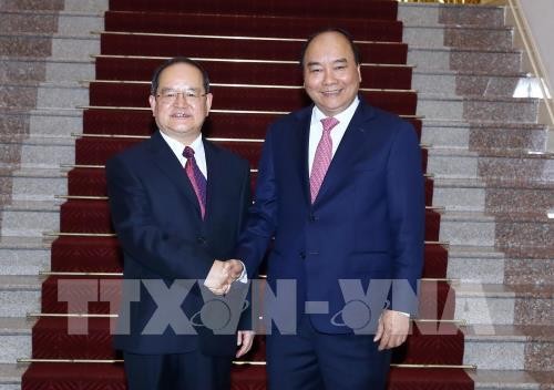 Nguyên Xuân Phuc reçoit le secrétaire du PCC pour la région autonome zhuang