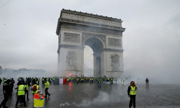 Gilets jaunes: Emmanuel Macron appelle l’armée en renfort pour assurer la sécurité