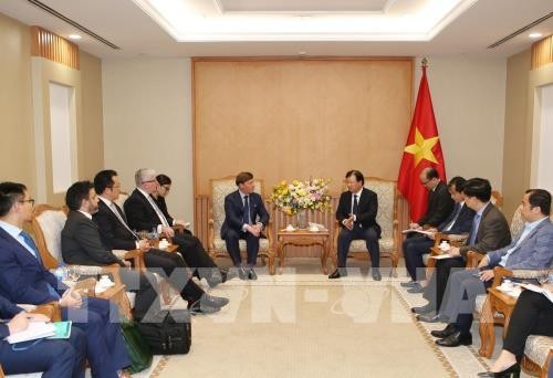Le vice-PM Trinh Dinh Dung reçoit le PDG de Macquarie Capital 