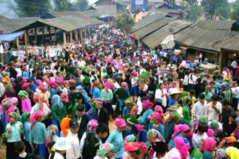 Coup d’envoi de la fête «Le centenaire du marché de l’amour de Khâu Vai»