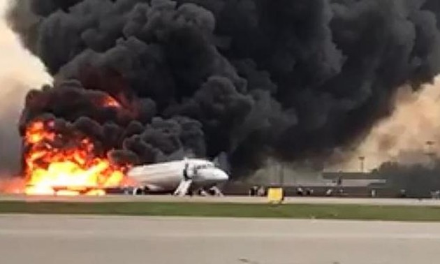 Russie: 41 morts dans le crash d'un avion qui s'embrase à l'atterrissage