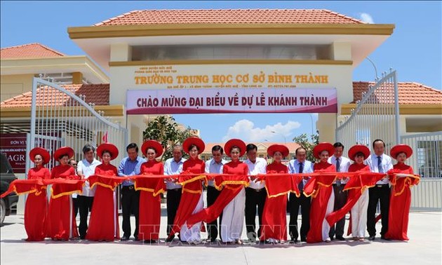 Truong Hoa Binh à l’inauguration du collège Binh Thành (Long An)